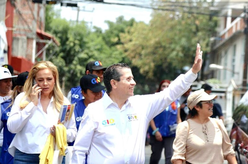 El candidato a la presidencia saluda a sus seguidores durante una manifestación política.