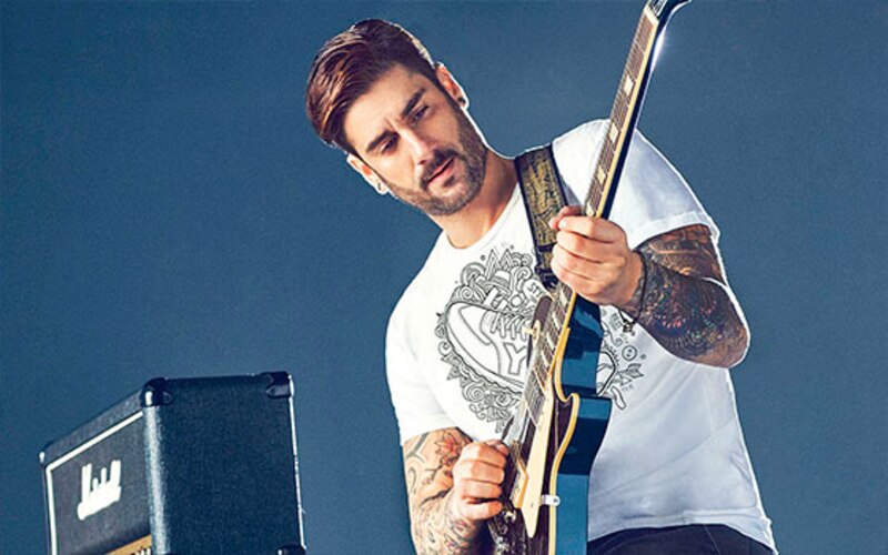 El cantante colombiano Juanes tocando la guitarra