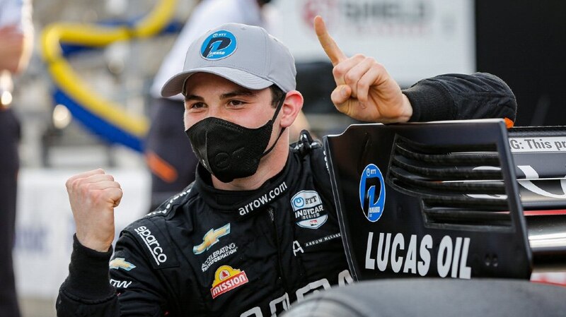 El piloto de Arrow McLaren SP, Pato O'Ward, celebra su victoria en el Gran Premio de Indianápolis.