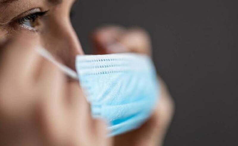 Mujer con mascarilla