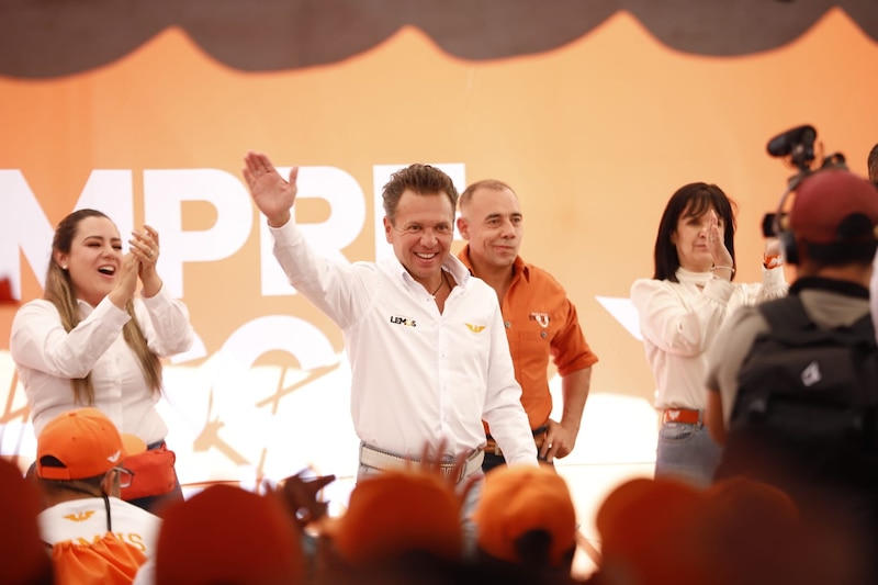 El candidato a la presidencia por el partido naranja saluda a sus simpatizantes