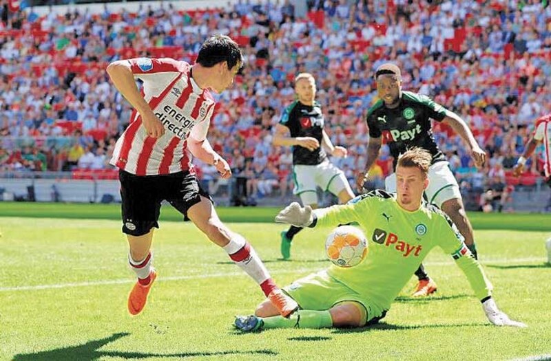 El delantero del Southampton, Che Adams, anota un gol ante el portero del Luton, Simon Sluga, durante el partido de la EFL Cup.