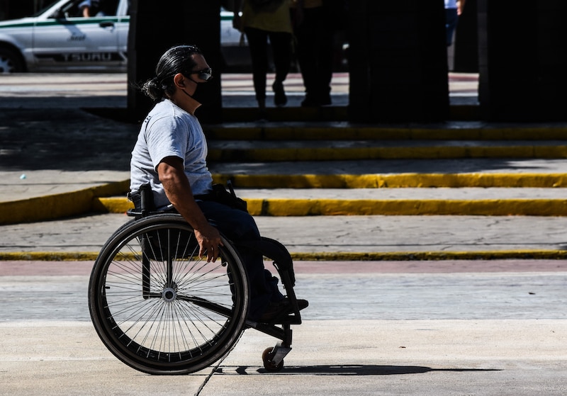 Un hombre en silla de ruedas