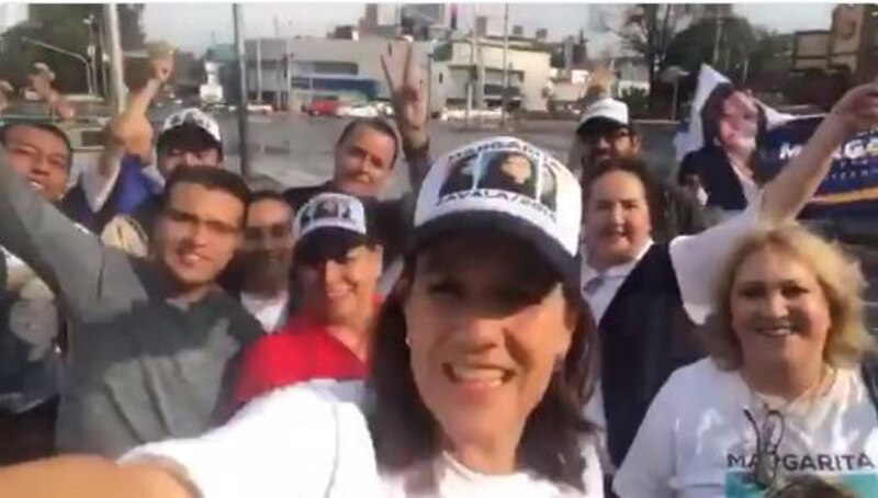 Margarita Zavala, candidata a la presidencia de México, saluda a sus seguidores.