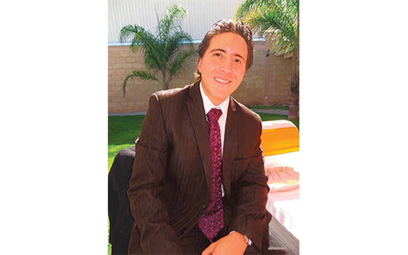 Joven empresario en traje y corbata