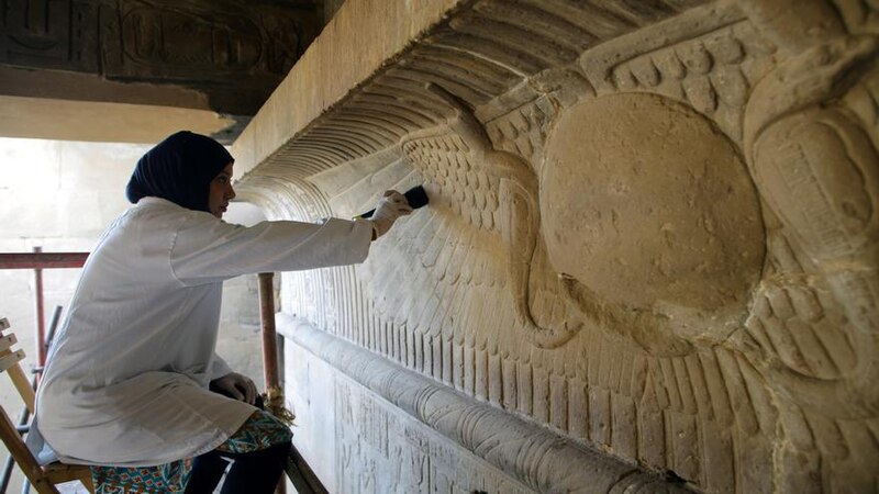 Restauración de jeroglíficos en la tumba de Tutankamón