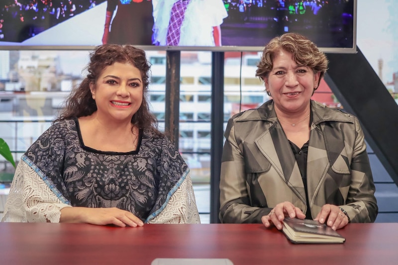 Dos mujeres indígenas en una mesa redonda