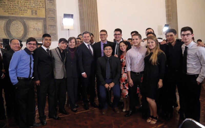 Estudiantes de la Universidad de los Andes con el presidente Juan Manuel Santos