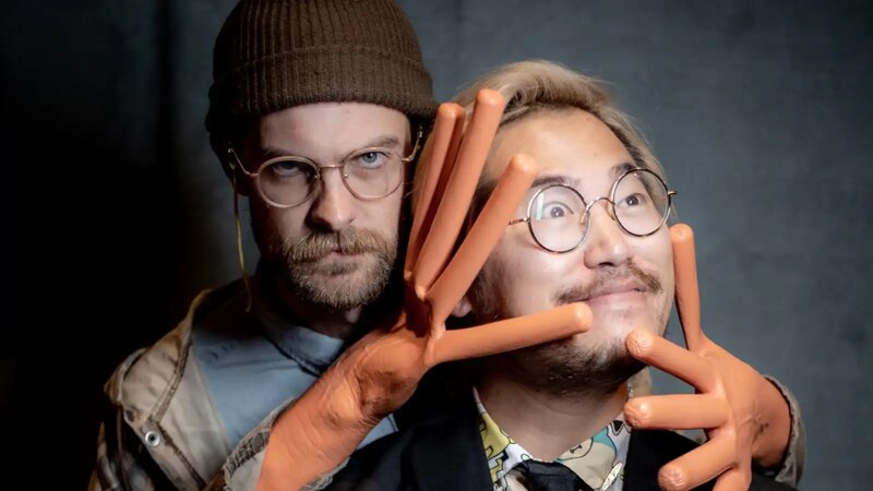 Youtubers con guantes de goma