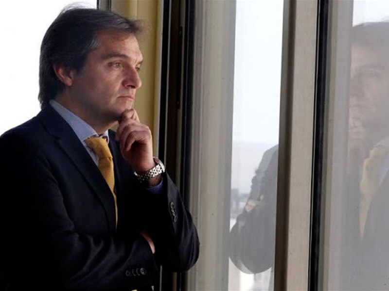 El presidente Alberto Fernández, pensativo ante la ventana