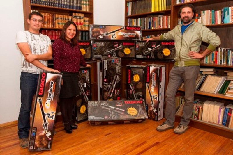 Un grupo de astrónomos con sus nuevos telescopios