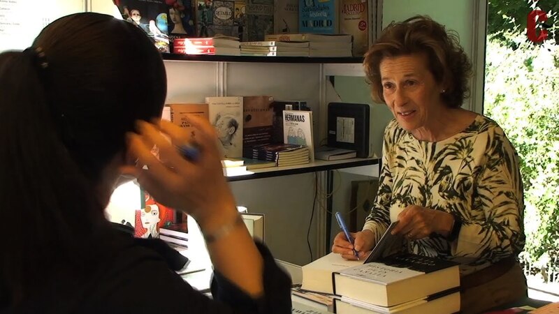 La escritora Almudena Grandes firma libros en una caseta de la Feria del Libro de Madrid