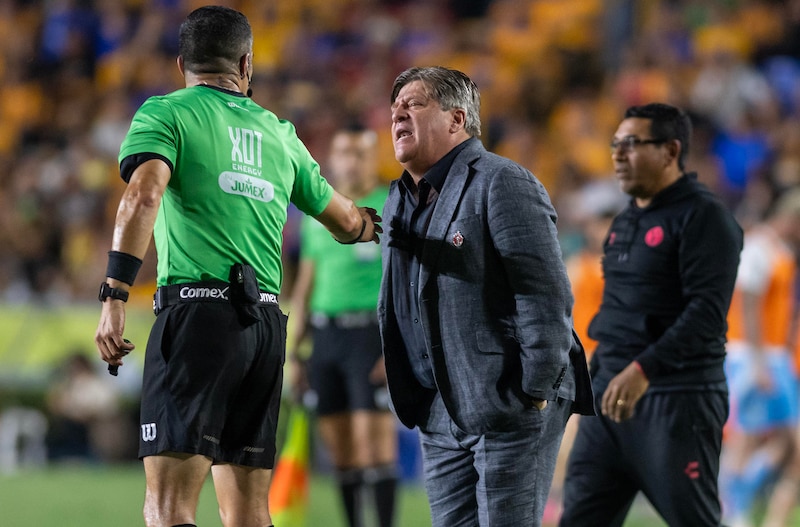 El entrenador Miguel Herrera discute con el árbitro