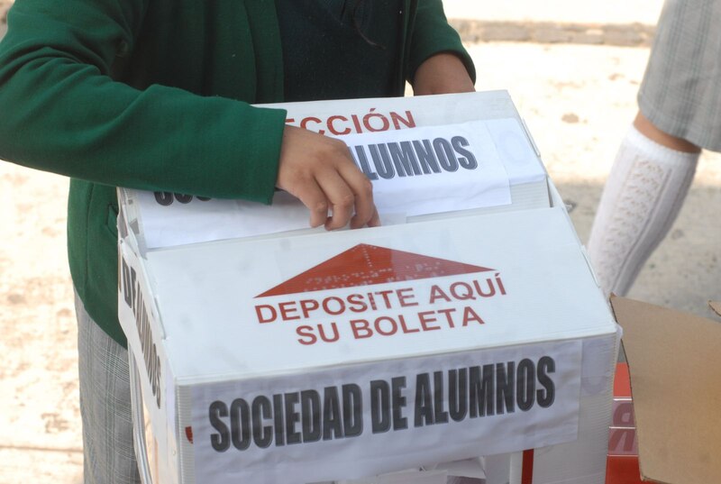 Depositando mi voto en la urna