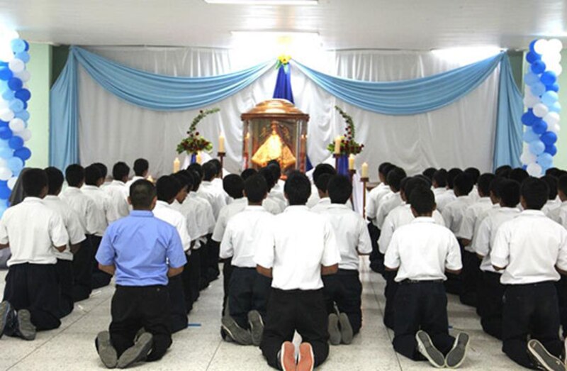 Jóvenes orando en una iglesia
