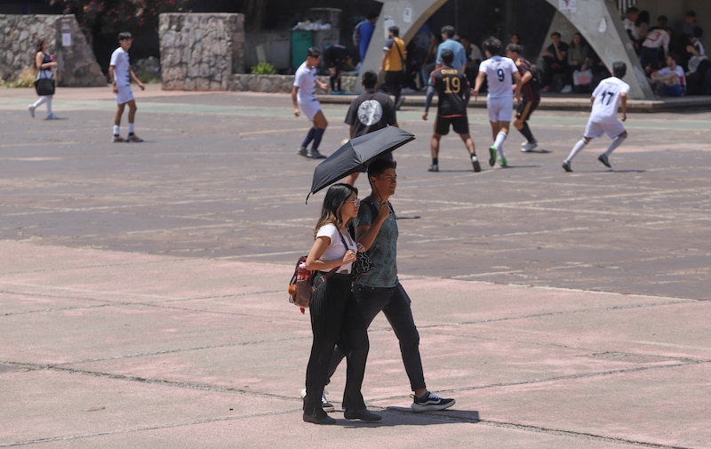 Pareja caminando bajo el sol