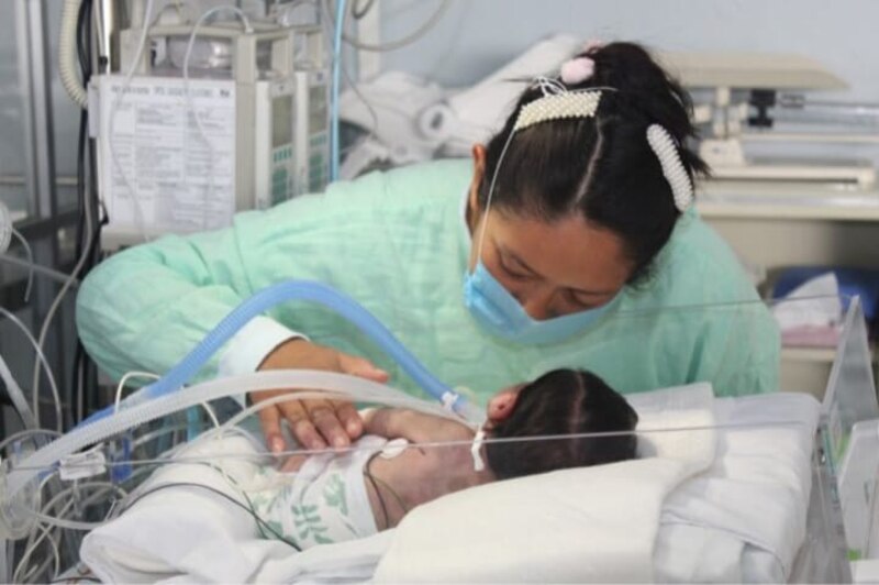Bebé prematuro en cuidados intensivos