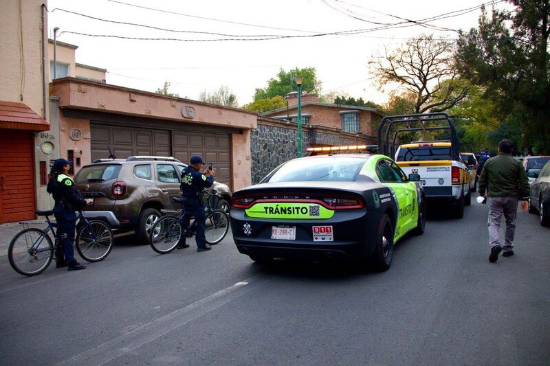 Policía de Tránsito multa a un automovilista en la Ciudad de México