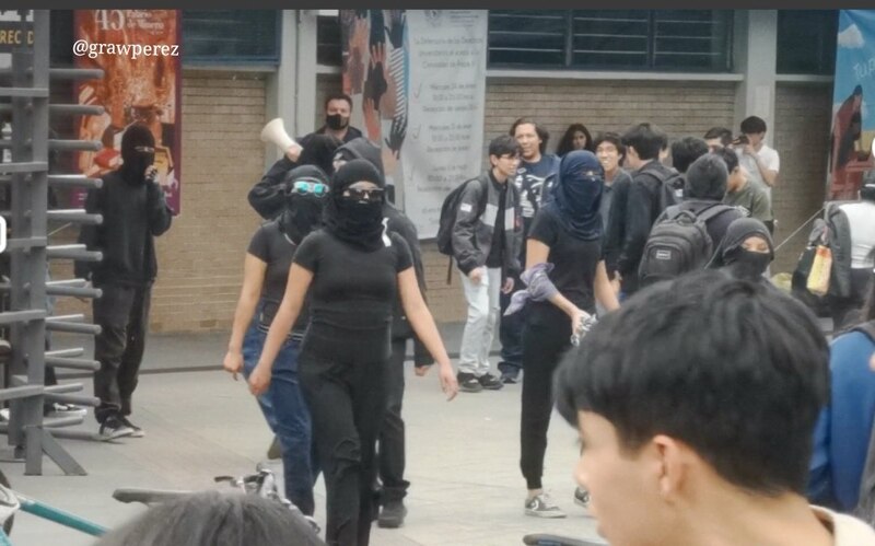 Estudiantes encapuchados protestan en la universidad