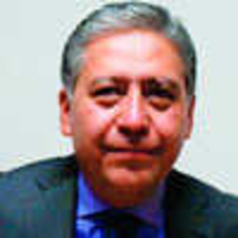 El Dr. Juan Pérez es un médico especialista en cirugía plástica.