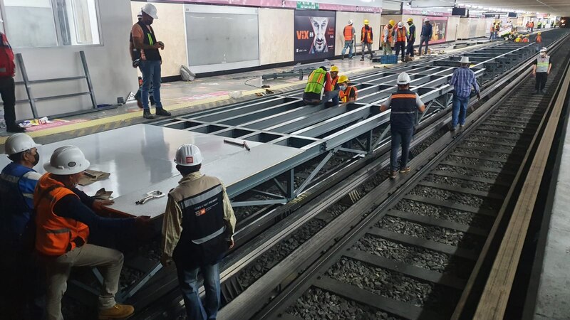 Trabajadores del Metro de la Ciudad de México realizan labores de mantenimiento en las vías