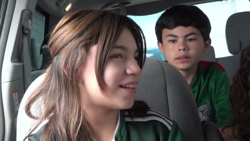 Hermanos en el coche