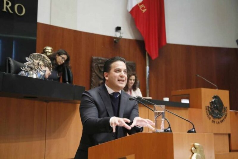 Diputado mexicano da discurso en el Congreso