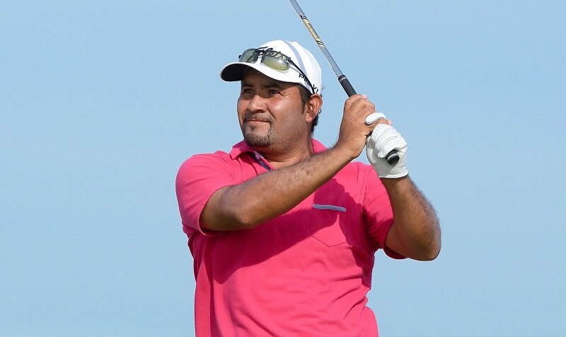 El golfista profesional Camilo Villegas en acción durante un torneo.