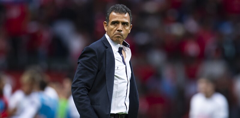 El entrenador del Sevilla, Julen Lopetegui, observa el partido desde la banda