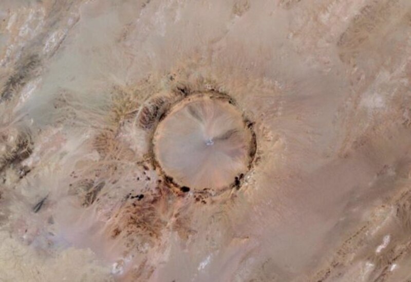 Cráter de impacto en el desierto