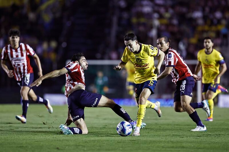 Jugadores de fútbol disputando un balón