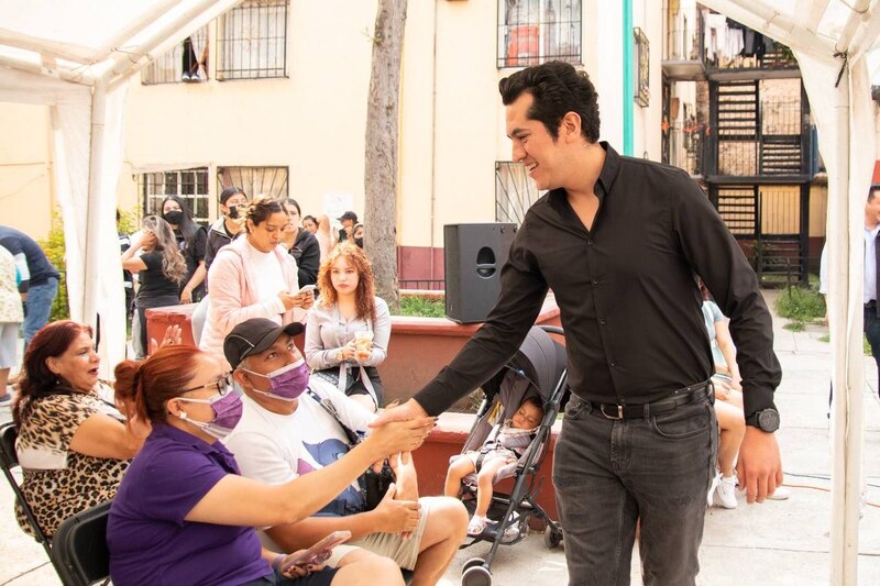 El candidato saluda a sus simpatizantes