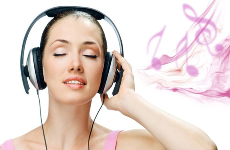 Mujer escuchando música
