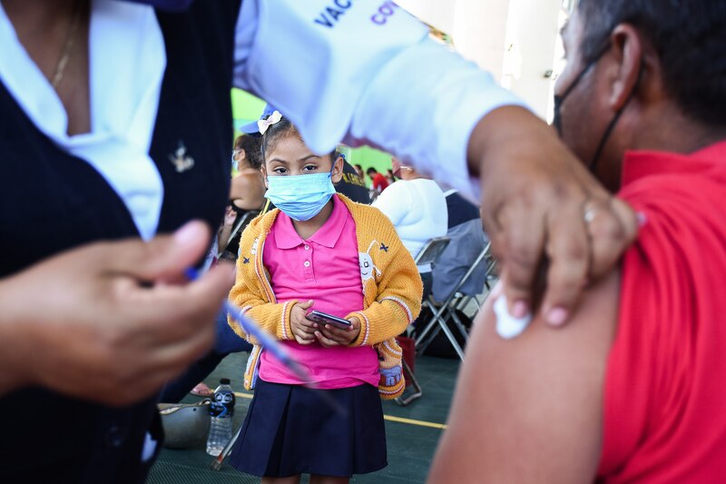 Niña recibe la vacuna contra el COVID-19