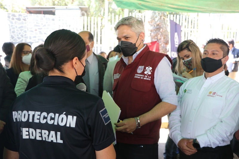 El Presidente López Obrador dialoga con una agente de la Policía Federal.