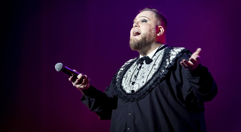 Artista de cabaret cantando en un escenario