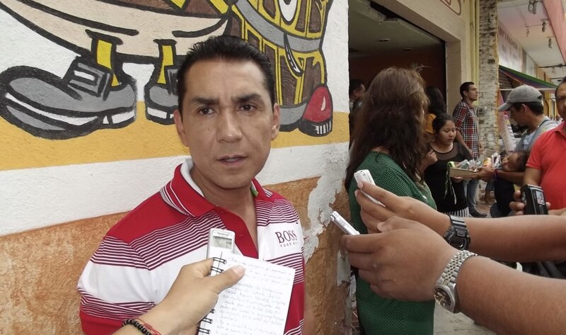 El político mexicano Gerardo Fernández Noroña es entrevistado por la prensa.