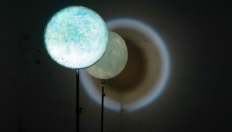 Dos lunas en el cielo nocturno