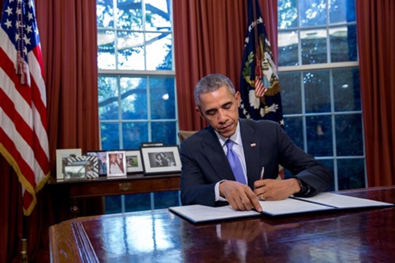 El presidente Obama firma una ley
