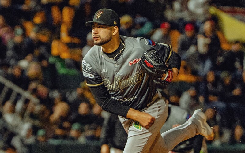 El lanzador de los Sultanes de Monterrey, Luis Mendoza, en acción durante el partido contra los Acereros de Monclova.