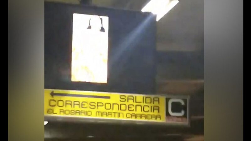 Se incendia anuncio en estación del Metro CDMX