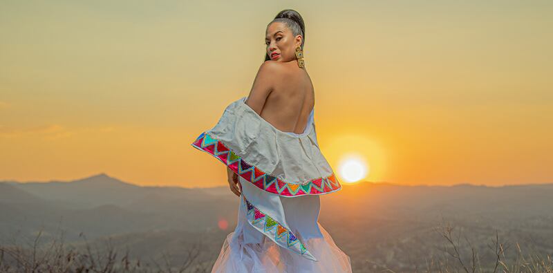 Mujer con vestido tradicional mexicano