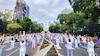 Clase masiva gratuita de Yoga reúne a más de 4 mil asistentes en el Ángel de la Independencia