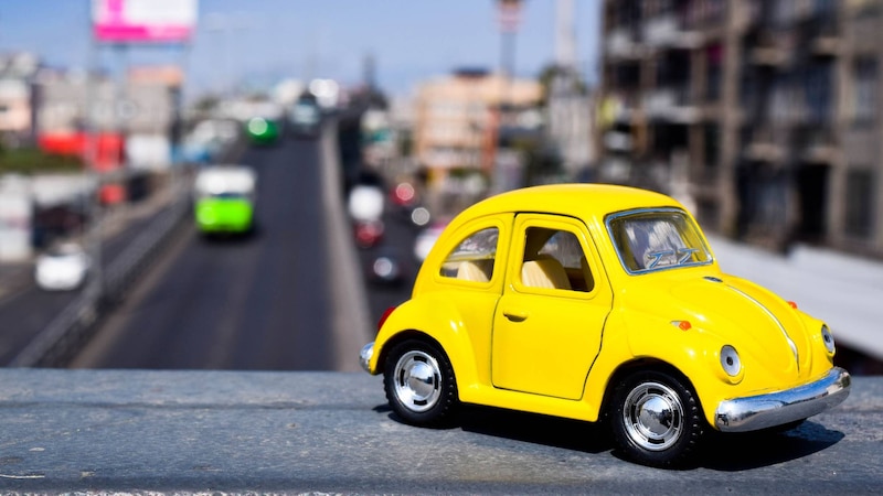 Cochecito amarillo en la ciudad