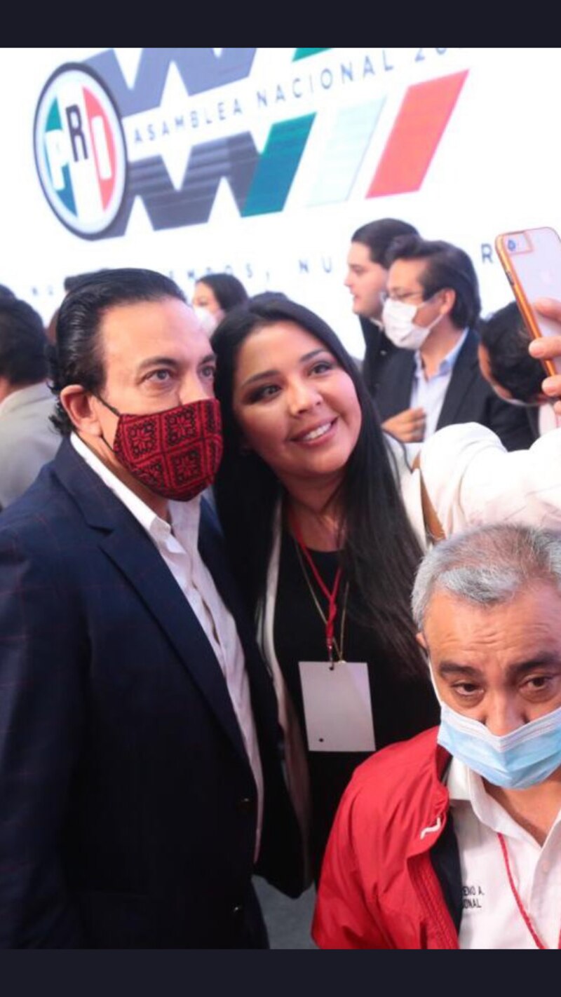 El presidente de la Asamblea Nacional, Jorge Rodríguez, se toma una foto con una mujer.