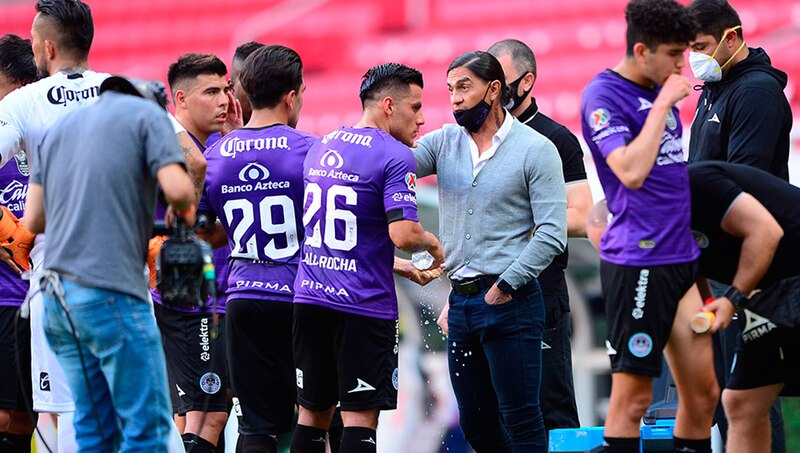 Jugadores del Club León y el entrenador Nacho Ambriz