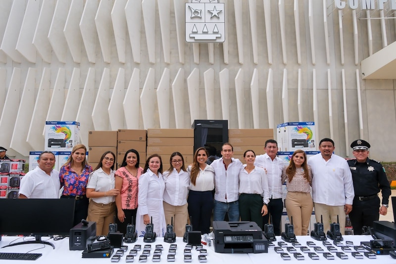 Entrega de equipo de cómputo y radios de comunicación a la policía municipal.