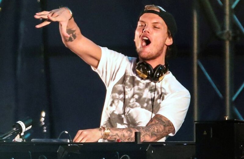 DJ Avicii pinchando en un festival de música