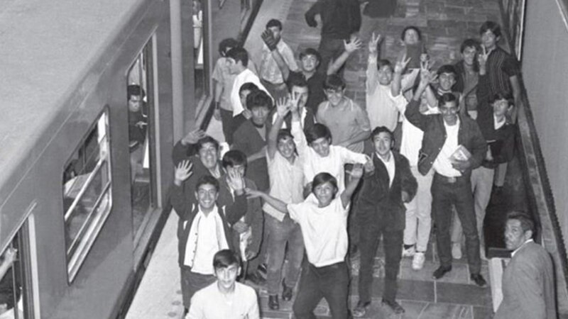 Jóvenes en el metro de la Ciudad de México en los años 70