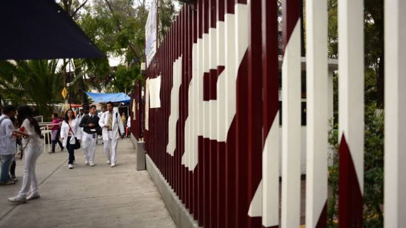 Estudiantes universitarios caminan por el campus de la Universidad Autónoma de Nuevo León (UANL)